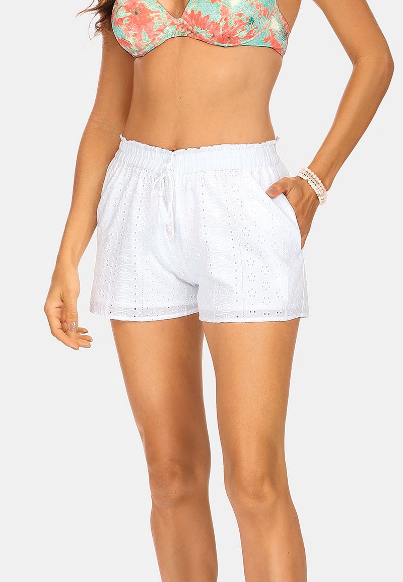 Białe szorty z ażurowym wzorem i teksturowanym wykończeniem. Posiadają elastyczny pas oraz sznurek do regulacji dopasowania.