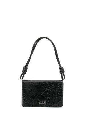 Borsa a mano in pelle nera con texture rugosa, forma rettangolare, tracolla corta annodata e piccola targhetta metallica con logo sul davanti.