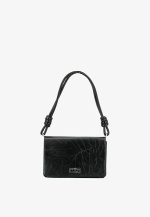 Borsa a mano in pelle nera con texture rugosa, forma rettangolare, tracolla corta annodata e piccola targhetta metallica con logo sul davanti.