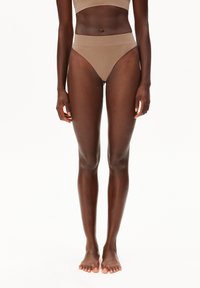 Beige nahtloser, hochtaillierter String mit weicher Textur, minimaler Bedeckung, ausgestattet mit einem glatten Bund und ohne sichtbare Nähte.