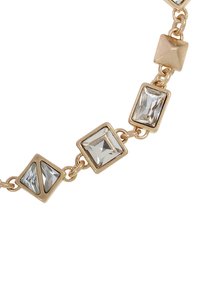 Bracciale in tono dorato con pietre di vetro rettangolari e triangolari trasparenti, alternate a finiture metalliche a forma di quadrato e piramide.