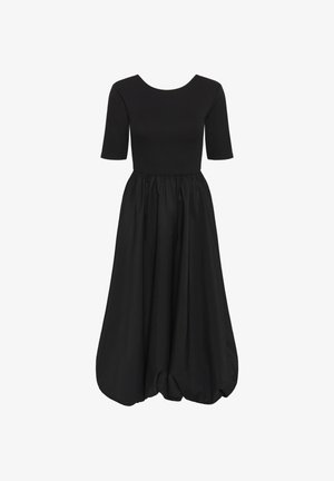 Melna midi kleita ar piegulošām pusgarām piedurknēm, apaļu izgriezumu, savākto vidukli un apjomīgu balona stila svārkus.