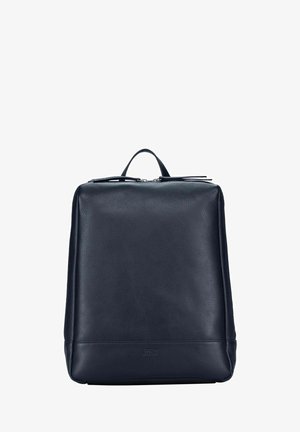 Sac à dos en cuir noir de forme rectangulaire, surface texturée, poignée supérieure et fermeture à double glissière. Présente un marquage minimal en bas.