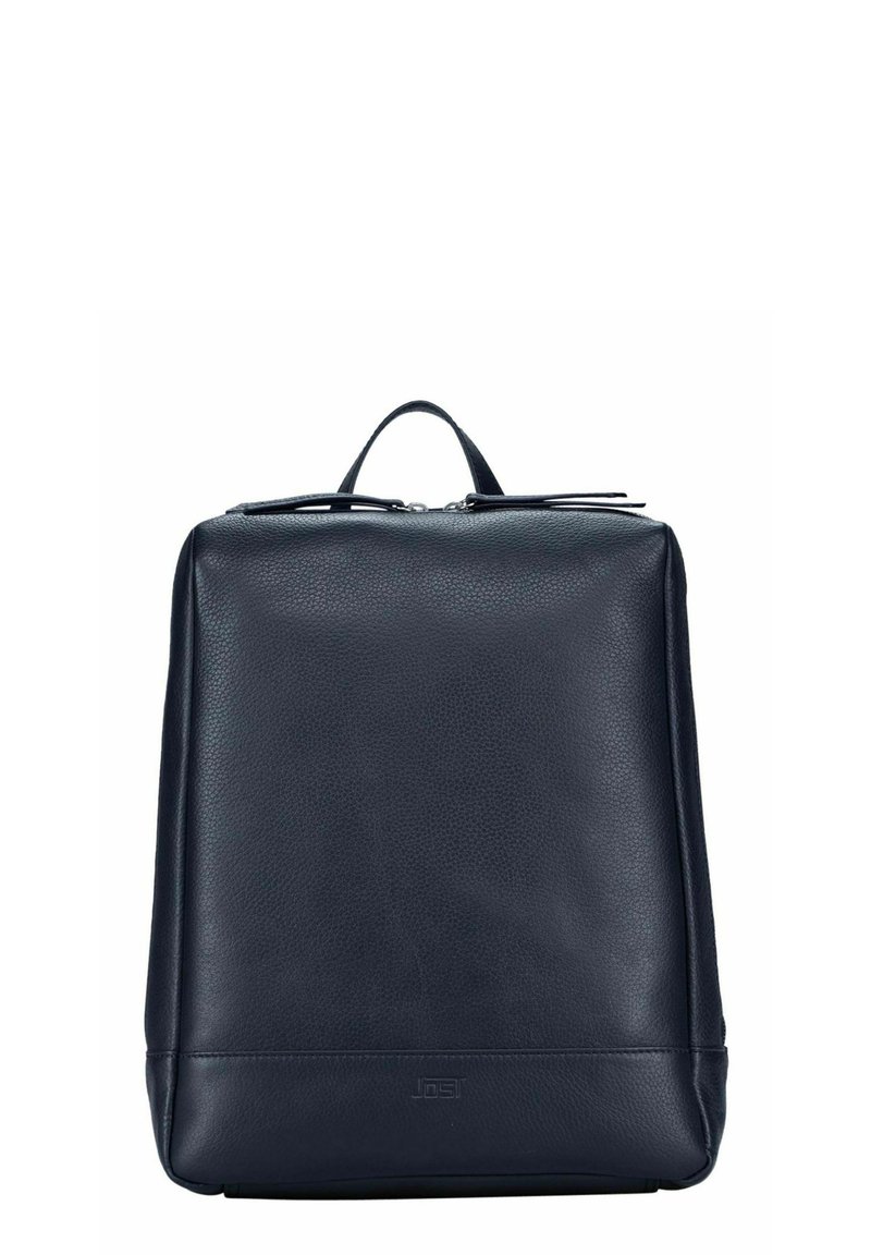 Sac à dos en cuir noir de forme rectangulaire, surface texturée, poignée supérieure et fermeture à double glissière. Présente un marquage minimal en bas.