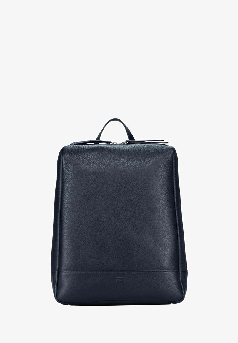 Sac à dos en cuir noir de forme rectangulaire, surface texturée, poignée supérieure et fermeture à double glissière. Présente un marquage minimal en bas.