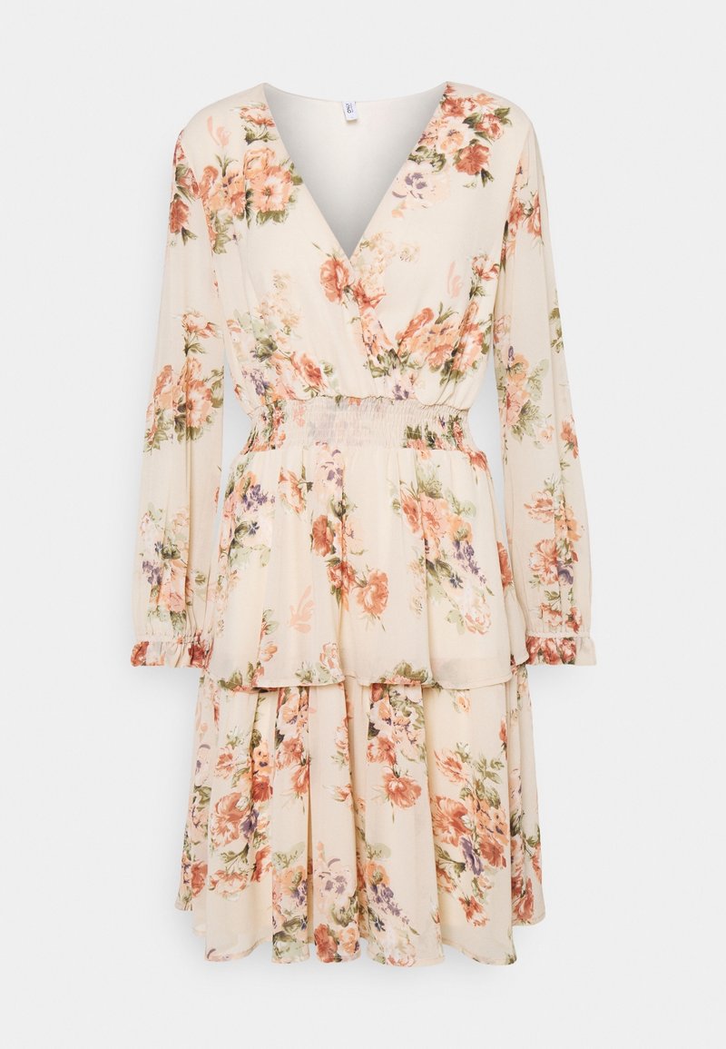 Robe longue crème à manches longues avec col en V, taille élastique, jupe à volants, ornée de motifs floraux orange, rose, violet et vert.