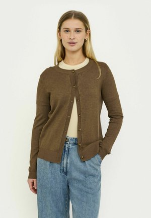 Brown knitted cardigan featuring a round neckline and five gold buttons, paired with light blue high-waisted jeans. Smooth texture.
