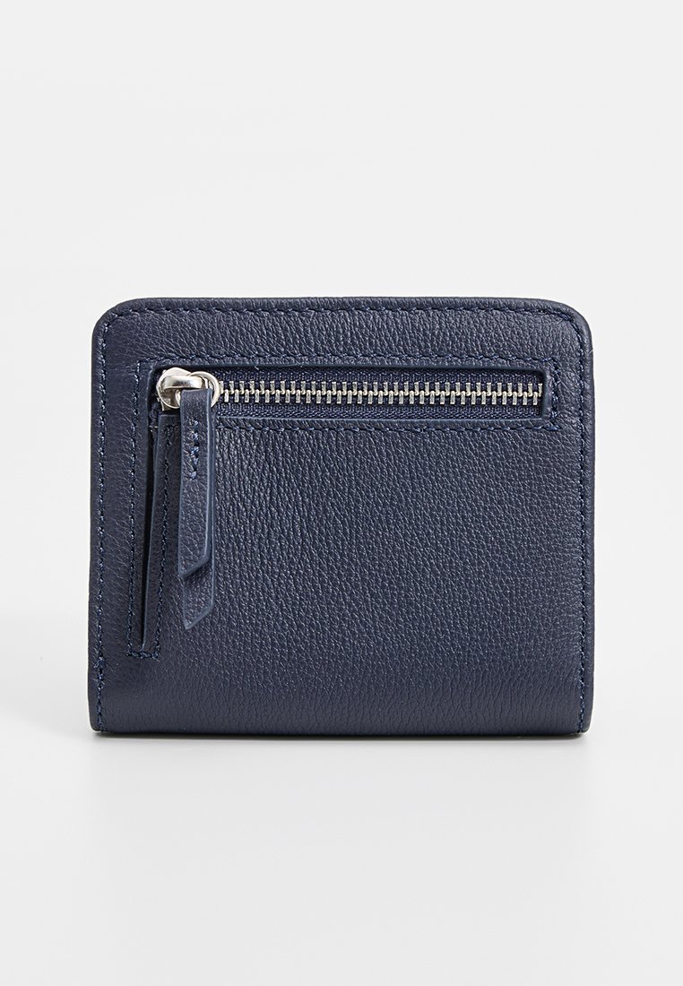 Granatowy skórzany portfel o teksturowanym wykończeniu, z kieszonką na zamek błyskawiczny i małym uchwytem z przodu. Kwadratowy kształt.