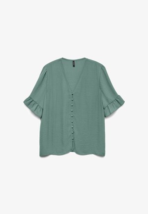 Blusa verde con escote en V, mangas cortas con volantes y una fila de botones forrados de tela en la parte delantera. Material ligero y texturizado.
