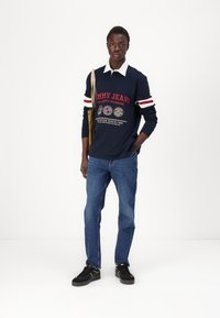 Tommy Jeans ISAAC - Relaxed fit jeans - denim dark