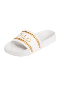 Mules blanches avec des rayures dorées et une sangle texturée arborant un logo embossé. Légères, conçues pour un usage décontracté.