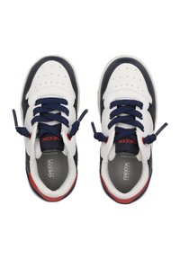 Sneaker bianche e blu navy con accenti rossi, dotate di pelle perforata, punta rotonda e lacci blu. Logo Geox sulle sole interne.