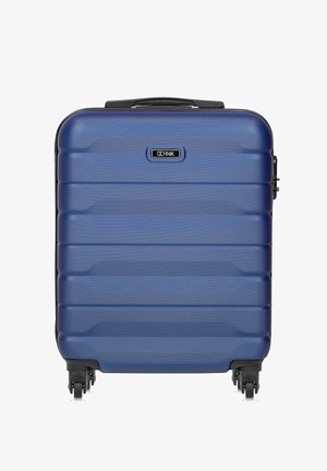 Niebieska twarda walizka z teksturowaną powierzchnią, cztery czarne obrotowe kółka oraz czarny uchwyt na górze.