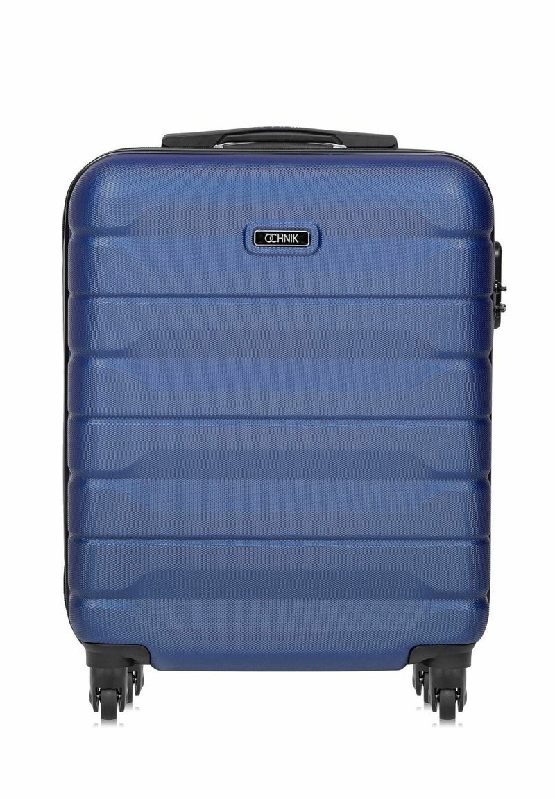 Niebieska twarda walizka z teksturowaną powierzchnią, cztery czarne obrotowe kółka oraz czarny uchwyt na górze.