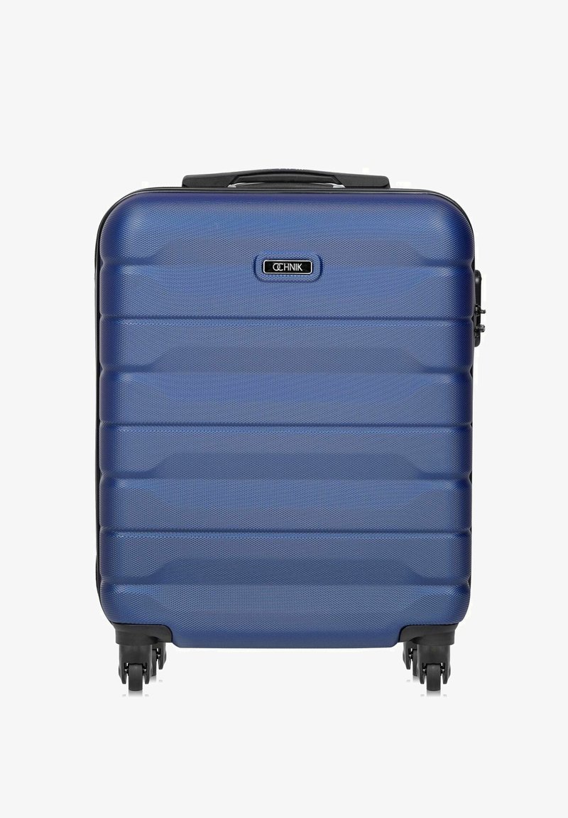 Niebieska twarda walizka z teksturowaną powierzchnią, cztery czarne obrotowe kółka oraz czarny uchwyt na górze.