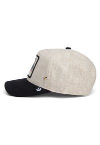 Gorra de béisbol con un cuerpo de tela beige, visera negra, acentos bordados y detalles de costura amarilla. Presenta un logo en el costado.