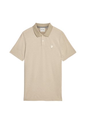 Beige polo shirt med et struktureret diamantmønster, tre knapper ved halsen og et lille broderet logo på venstre bryst.