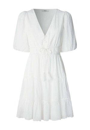 Vestido corto blanco con mangas abullonadas, escote en V profundo, cierre de botones, cintura con cordón y dobladillo de volantes en capas. Tela de ojales con patrones florales.