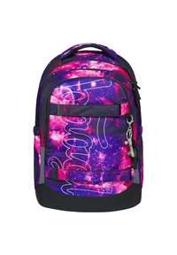 Batoh s potiskem galaxie v odstínech fialové a růžové, s černými akcenty, více přihrádkami a připevněným klíčenkou.