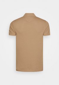 Polo shirt à manches courtes en coton doux, avec un col classique, un ourlet droit et des détails de couture minimalistes.