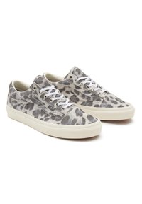 Grå och svart mönstrade canvas-sneakers med vita skosnören och en krämfärgad gummisula, med lågskuren design och texturerad yta.