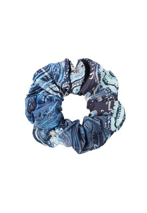 Fascia per capelli di tessuto morbido con motivo a scrunchie blu, caratterizzata da disegni astratti a spirale in tonalità di blu navy e azzurro chiaro. Elastico per un comodo utilizzo sui capelli.