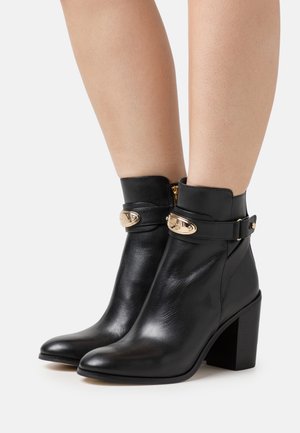 MICHAEL Michael Kors, Bottines à talons hauts - black