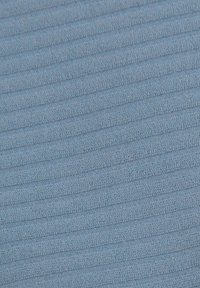 ALL IT TAKES BACK-TWIST RIB SHORT SLEEVE - Tricou cu imprimeu - washed denim