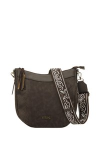 Braune Kunstleder-Schultertasche mit gestepptem Design, verstellbarem gemustertem Tragegurt, Quaste-Akzenten und goldfarbenem Logo-Detail auf der Vorderseite.