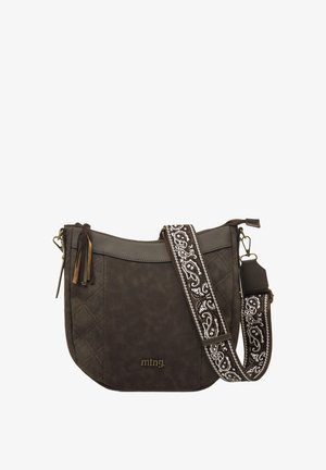 Sac à épaule en simili cuir marron avec un design matelassé, une bandoulière réglable à motif, des accents de franges et un détail logo doré à l'avant.