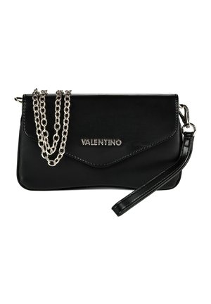 Schwarze Valentino Clutch mit silberner Kettenschlaufe und Handgelenksriemen, rechteckige Form, Klappverschluss und Logo in der Mitte vorne.