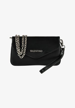 Schwarze Valentino Clutch mit silberner Kettenschlaufe und Handgelenksriemen, rechteckige Form, Klappverschluss und Logo in der Mitte vorne.