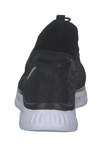 Schwarze Sportschuhe mit einem eleganten Design, featuring einem strukturierten Mesh-Obermaterial, einer flachen Sohle und einer kontrastierenden weißen Außensohle. Reflektierende Akzente vorhanden.