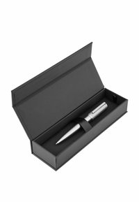 Elegante penna argento con impugnatura testurizzata fissata da una fascia nera all'interno di una scatola regalo rettangolare nera aperta con coperchio a cerniera.