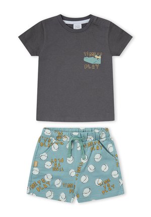 Camiseta gris oscuro para niño pequeño con un cocodrilo caricaturesco y el texto "Time to Play", combinada con pantalones cortos verde azulado con pelotas de tenis y texto a juego.