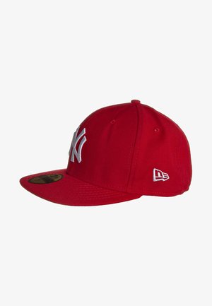 Casquette de baseball rouge en tissu, avec un logo brodé blanc à l'avant et un petit logo sur le côté. Visière incurvée.