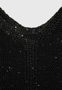 Top tricotat negru cu decolteu în V, având un model texturat și embellishmente cu mici paiete pe întreaga țesătură.