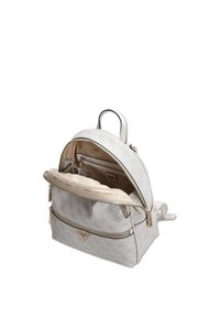Zaino in pelle bianca a motivi con due compartimenti con cerniera, spallacci regolabili e manico superiore. L'interno presenta una fodera morbida e tasche.