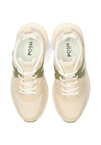 Zapatillas deportivas beige con materiales de malla y gamuza, con acentos verdes en los laterales, cordones blancos y una lengüeta acolchada; mostradas desde arriba.