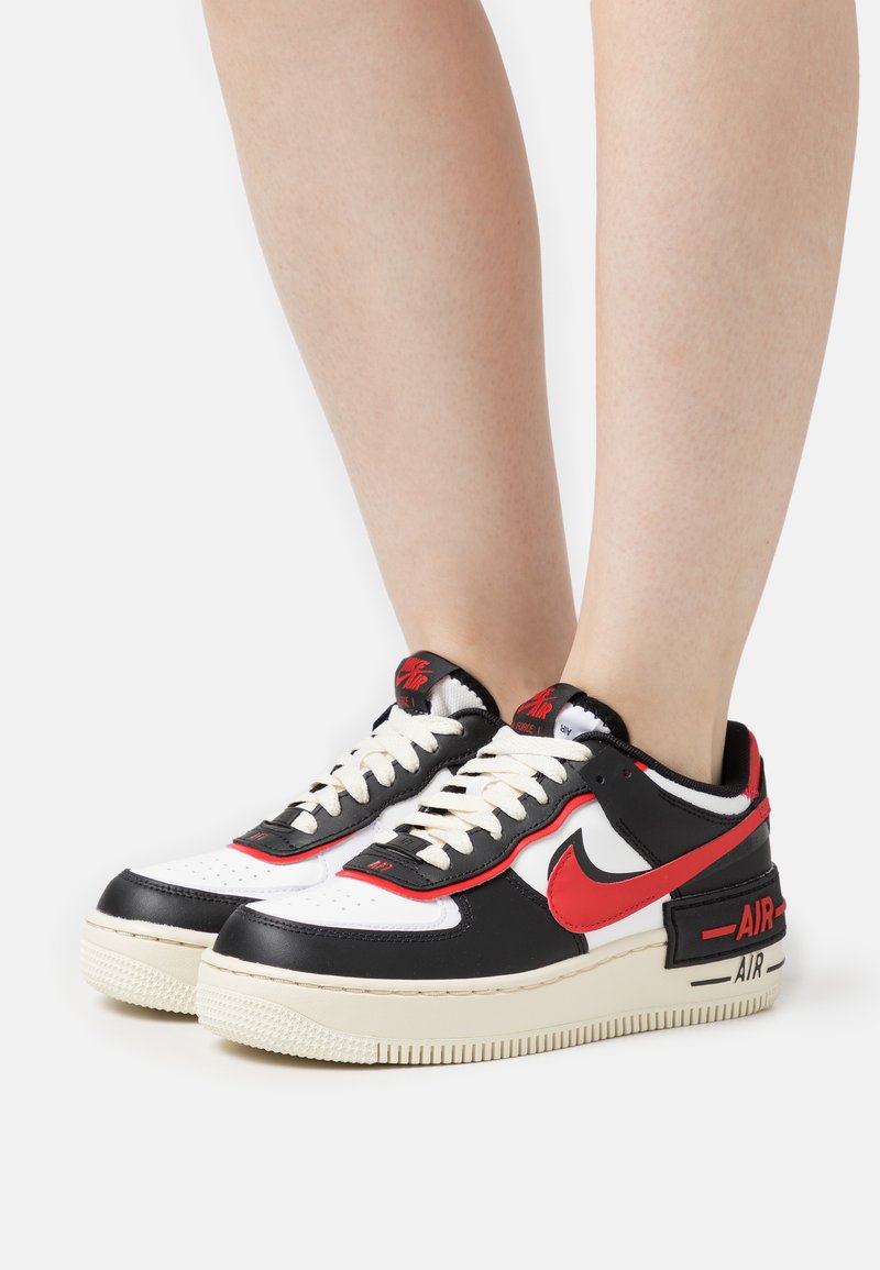 Nike Sportswear - AIR FORCE 1 SHADOW - Sportbačiai - summit white/universal red/black/white/coconut milk, Padidinti