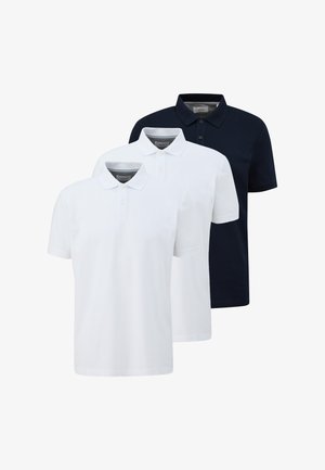Tre kortærmede poloer i hvid (to) og marineblå (én) arrangeret overlappende med knappede kraver.