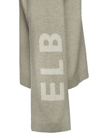 Grauer gestrickter Pullover mit breiten Bündchen, der auf einem Ärmel die Buchstaben "ELB" in einer helleren Nuance aufweist. Weicher Stoff mit einem lässigen Design.