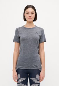 T-shirt de sport gris à manches courtes en tissu mélangé avec une texture lisse. Présente un col rond et un logo discret sur la poitrine.
