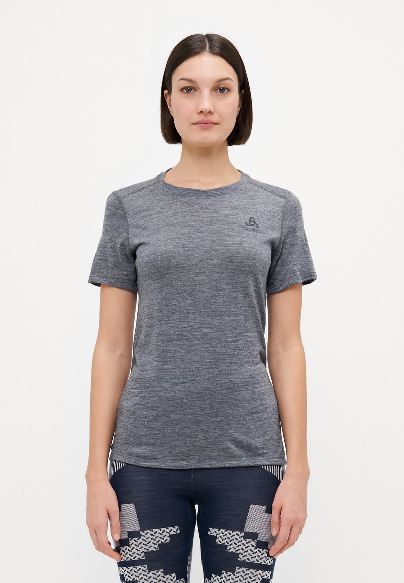 T-shirt de sport gris à manches courtes en tissu mélangé avec une texture lisse. Présente un col rond et un logo discret sur la poitrine.