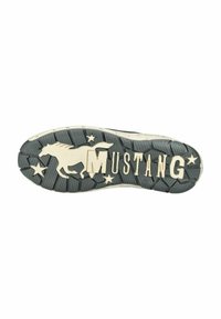 Semelle de chaussure avec une surface en caoutchouc texturé, présentant un motif de cheval au galop et le mot "MUSTANG" en lettres majuscules en relief.