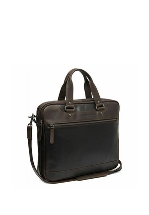 Maletín de cuero marrón oscuro con bolsillo frontal con cremallera, doble asa y correa de hombro desmontable sobre fondo blanco.