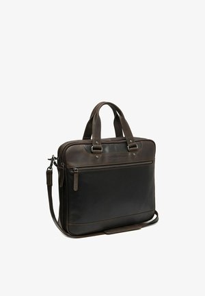 Maletín de cuero marrón oscuro con bolsillo frontal con cremallera, doble asa y correa de hombro desmontable sobre fondo blanco.