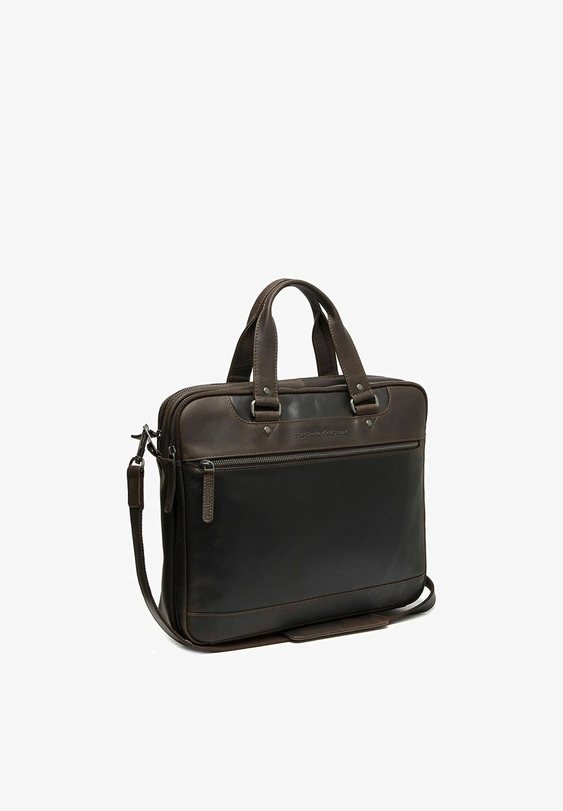 Donkerbruine leren aktetas met voorvak met ritssluiting, dubbele handvatten en afneembare schouderriem tegen een witte achtergrond.