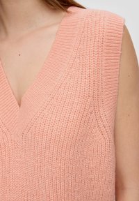 Maglione senza maniche a scollo a V in morbido tessuto a coste rosa; presenta spalline larghe e dettagli testurizzati sulla superficie.