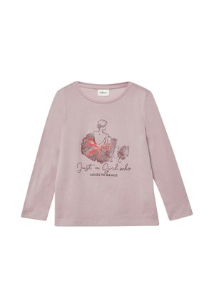 Chemise rose clair à manches longues avec un col rond, présentant une illustration de danse et le texte « Just a Girl who Loves to Dance » en impression métallique.